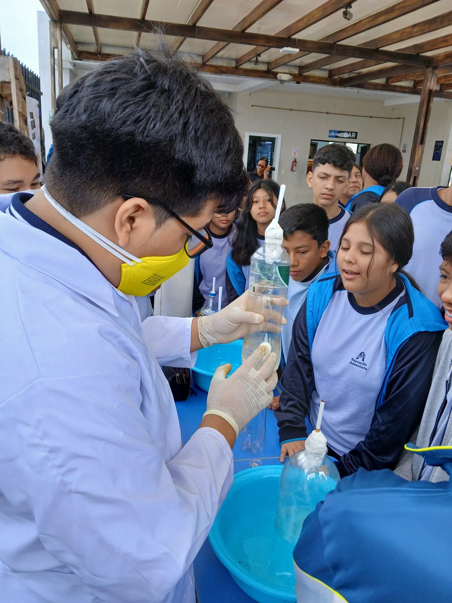 MilSan39's tweet photo. .@MaryBaque7 .@ueap9016 Estudiantes de la Unidad Educativa Adventista del Pacifico, realiza charlas por el día sin fumar. https://t.co/VJCIsQL36H