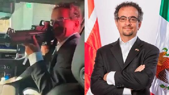 Embajador del Reino Unido en México es despedido por apuntar con un rifle
"En el video se nota como Jon Benjamín le apuntó a un embajador local"
columnasdemexico.com/embajador-del-…
#Nacional <a href="/JonBenjamin19/">(((Jon Benjamin)))🇬🇧🏴󠁧󠁢󠁥󠁮󠁧󠁿🇨🇱✡️ ⚒🇬🇭</a> <a href="/UKinMexico/">UK in Mexico🇬🇧🇲🇽</a> <a href="/columnasdemex/">Columnas de México</a> <a href="/adrian_garzap/">Adrián Garza Pérez</a>