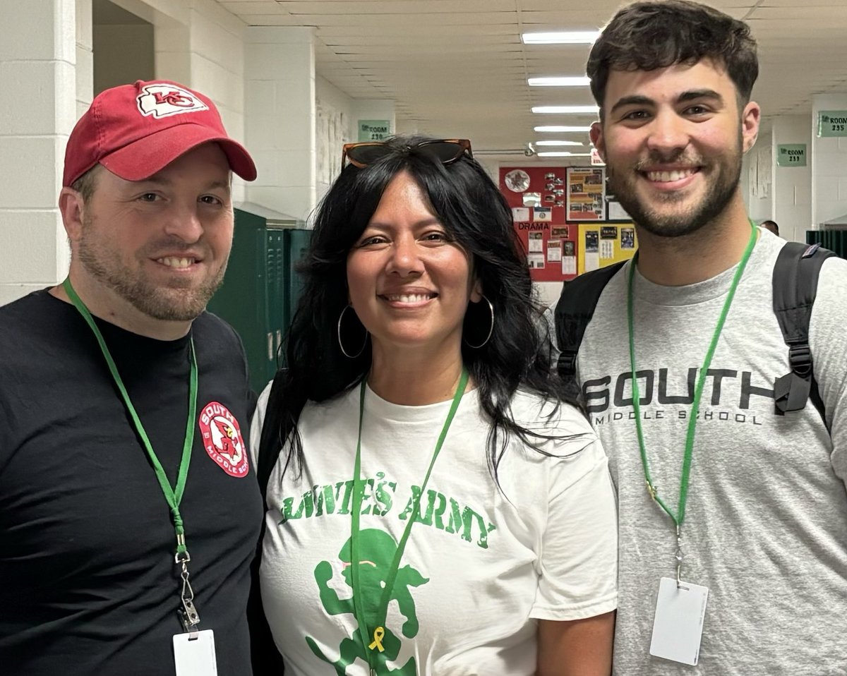 First day and last day group photo of 7W-4 Homebase! It’s been a great year…have an amazing summer ❤️ #d25itspersonal <a href="/ahsd25/">ArlingtonHeightsSD25</a> <a href="/AHSD25South/">South Middle School</a>