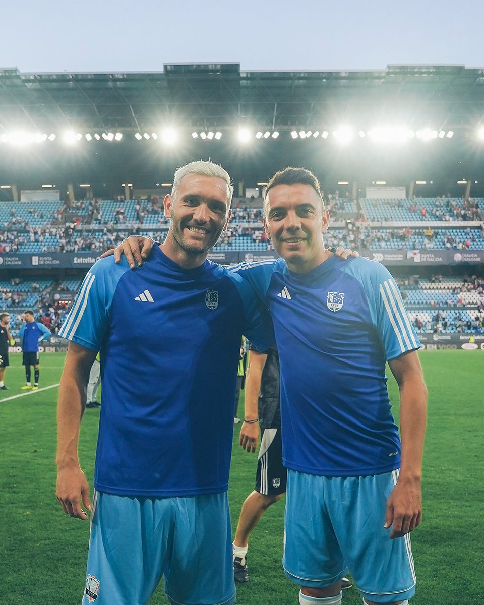 RCCelta's tweet photo. 🩵  Polo que nos une, @RCDeportivo.

@LP10oficial 🤝 @aspas10 https://t.co/dhH5EM221Q