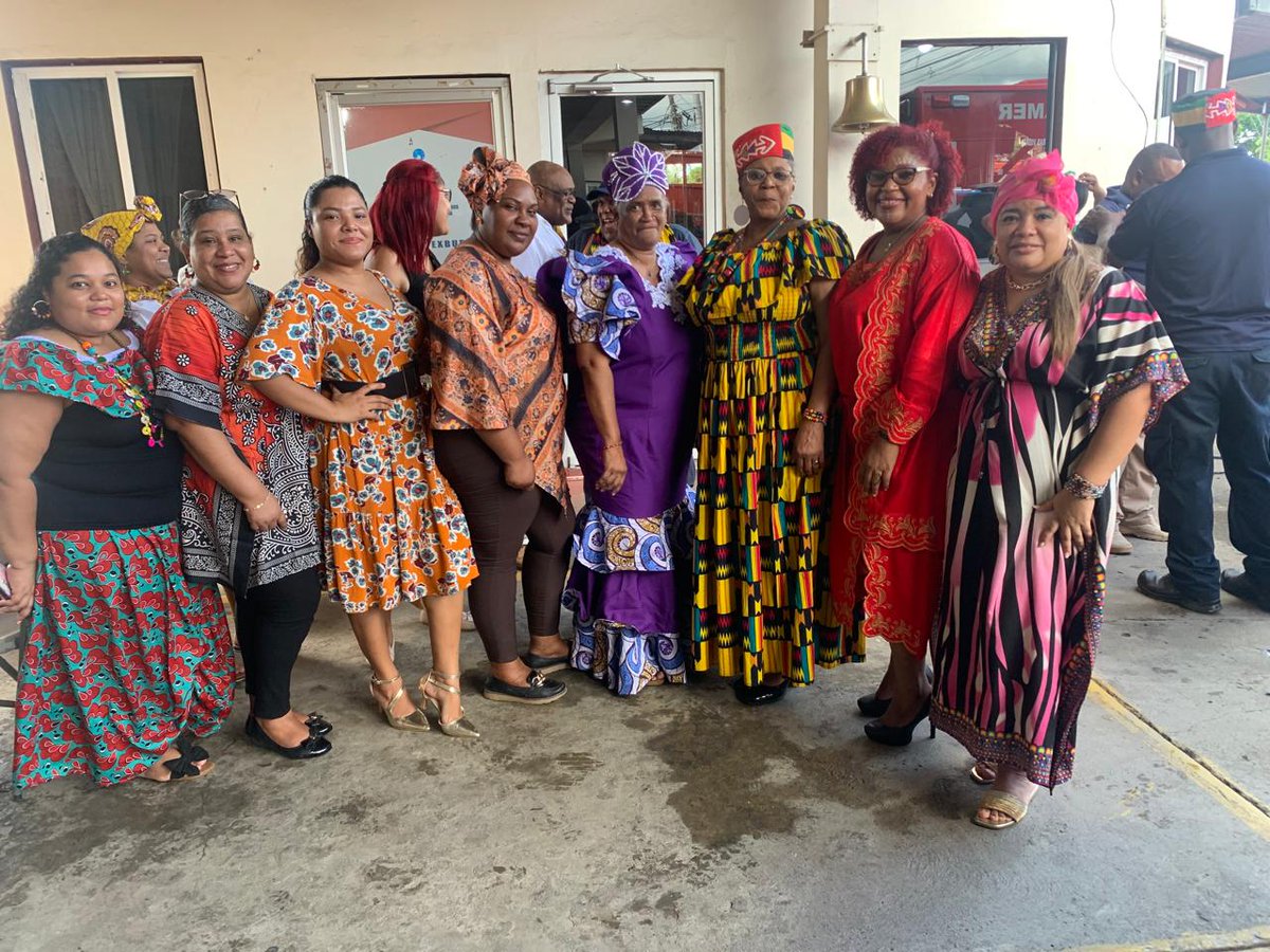 En el cierre del Mes de la Etnia Negra,  la #FamiliaBomberil  lució prendas y accesorios para rendir honor a las comunidades de afrodescendientes presentes en nuestro país. En la actividad, realizada en las 11 zonas regionales, incluyó la degustación de su rica gastronomía.