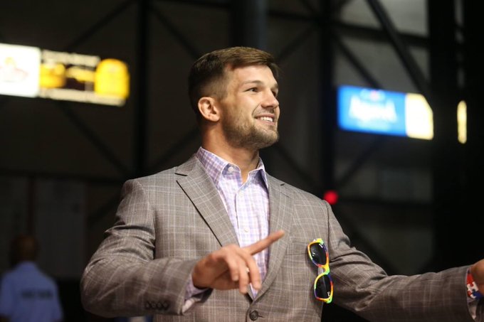 do i look better with or without clothes on? ;) https://t.co/ouoKyeu6Lv