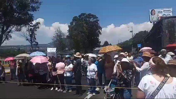 CAPUFE cierra la caseta de Tlalpan con sentido a #Morelos por este bloqueo en la autopista México-Cuernavaca en la zona de Topilejo.

@perezhabib
#AbriendoLaConversación