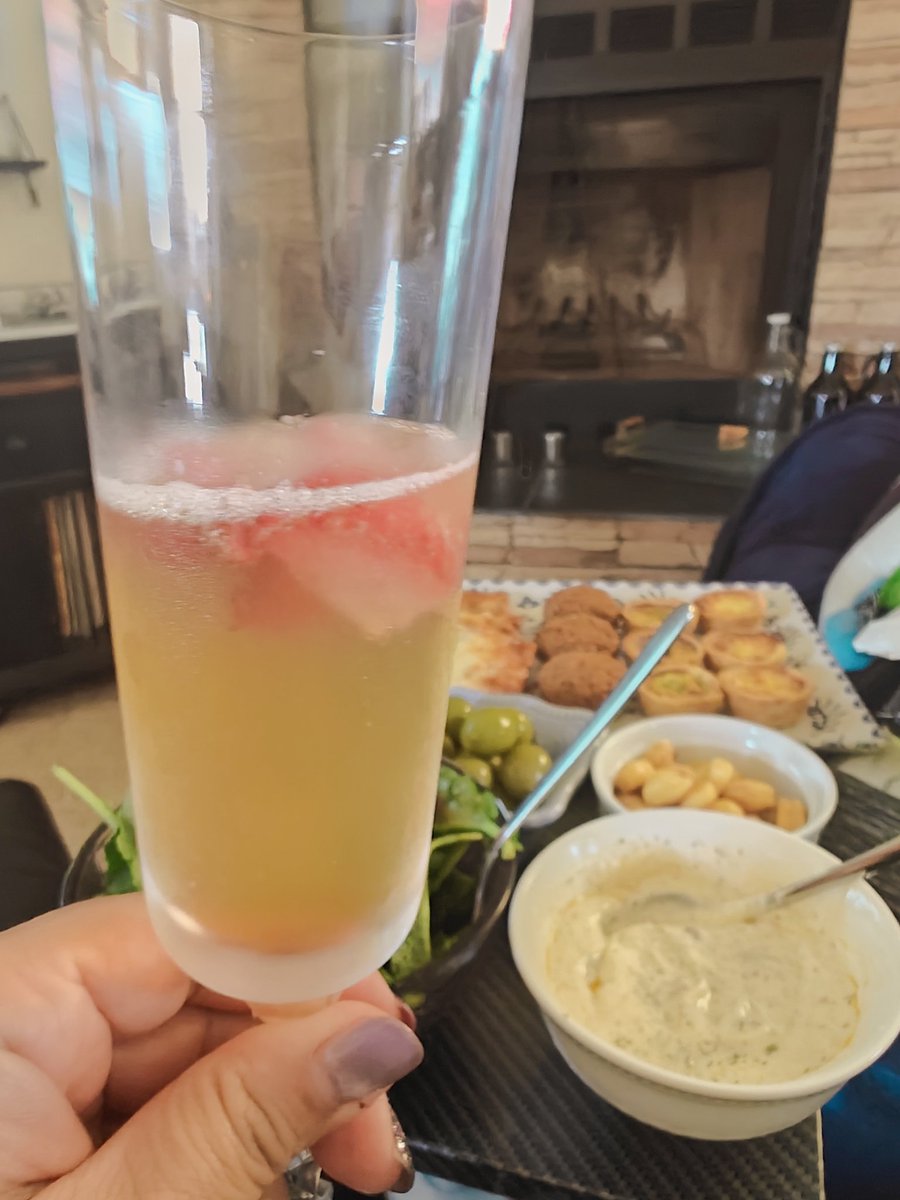 ShokoMama531's tweet photo. 外出も面倒だし、デリバリーもなぁ…と言う事で、家に有るもので乾杯🥂
お家で一人呑みは珍しいけど、本日は特別です。
Happy birthday to me. 😆
ってまだ13:43だけどねw

#おうちごはん #料理記録
#誕生日 #一人呑み #お家呑み
#たまには #Twitter家庭料理部
#乾杯 #感謝 #HBToMe https://t.co/AdbPUsheUO