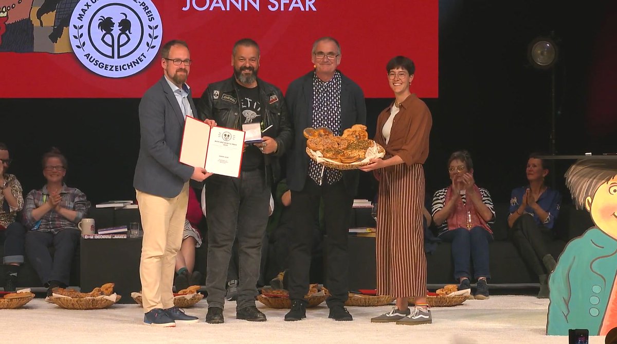 Jetzt beim Internationalen Comic-Salon Erlangen: Max-und-Moritz-Preis für ein herausragendes Lebenswerk an Joann Sfar („Die Katze des Rabbiners“) #cse24 #cse2024 (tagesspiegel.de/kultur/comics/…)