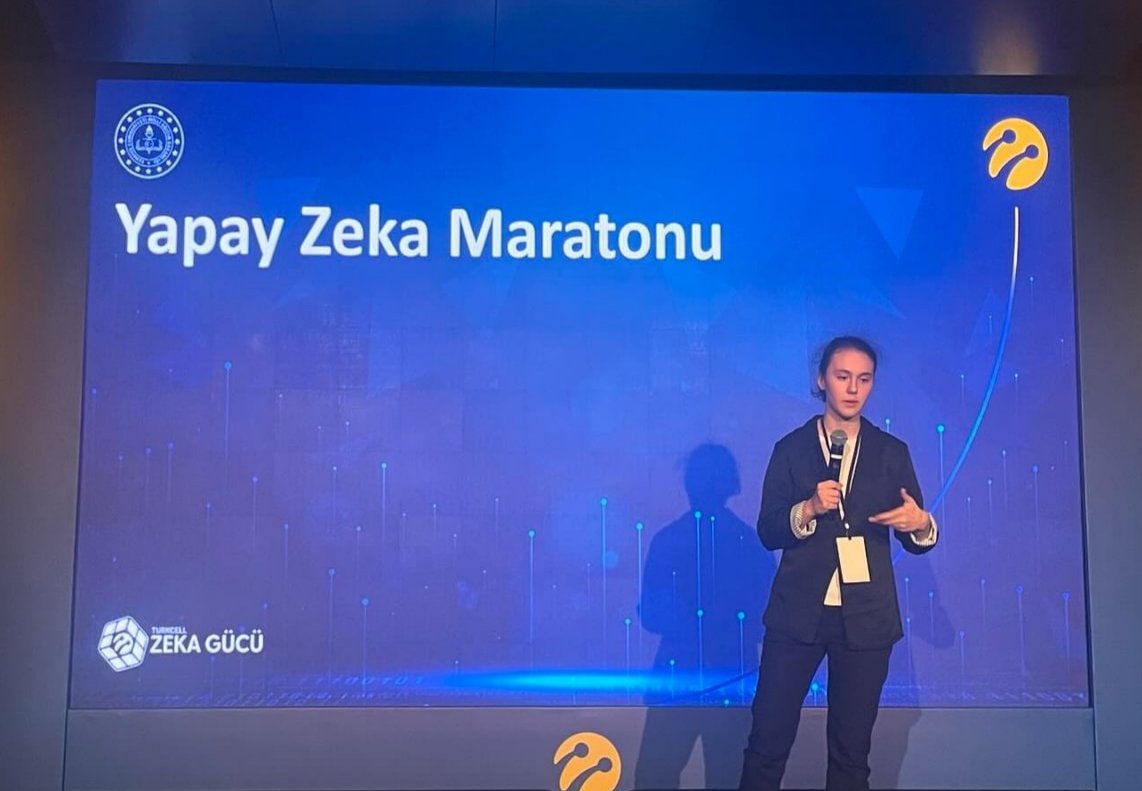 mvnazimelmas's tweet photo. MEB ile Turkcell işbirliğinde yürütülen Zeka Gücü Yapay Zeka Maratonu yarışmasında Türkiye genelinde 800 proje arasından🥇Birinci olan Giresun Bilim ve Sanat Merkezi öğrencimiz Bilge Dila Yılmaz ile danışman öğretmeni Arif Damar'ı tebrik ediyor, başarılarının devamını diliyorum👏 https://t.co/shcRrTyl98