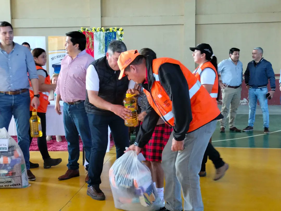 senparaguay's tweet photo. 📍Ñeembucú | #AsistenciaHumanitaria 

🦺 Con presencia del vicepresidente    @AllianaPedro entregamos  1.000 kits de alimentos a familias vulnerables del distrito de San Juan. 

🙌 Los alimentos fueron donados por @itaipuparaguay y @ebypy.

#GobiernoDelParaguay 🇵🇾 https://t.co/7aINsFgojV