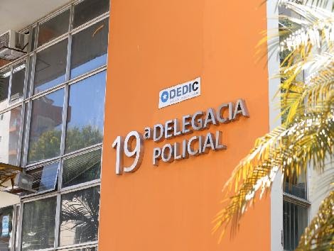 PCERJ's tweet photo. 🚨 #19DP, #20DP e policiais militares prenderam um homem em flagrante por tráfico de drogas. Ele foi capturado em uma rua perto da comunidade da Mangueira, Zona Norte, com 303 papelotes de crack e uma quantia em dinheiro.
Leia no site 👇
https://t.co/y7XbsMhC6i https://t.co/DjVlhlHC5T