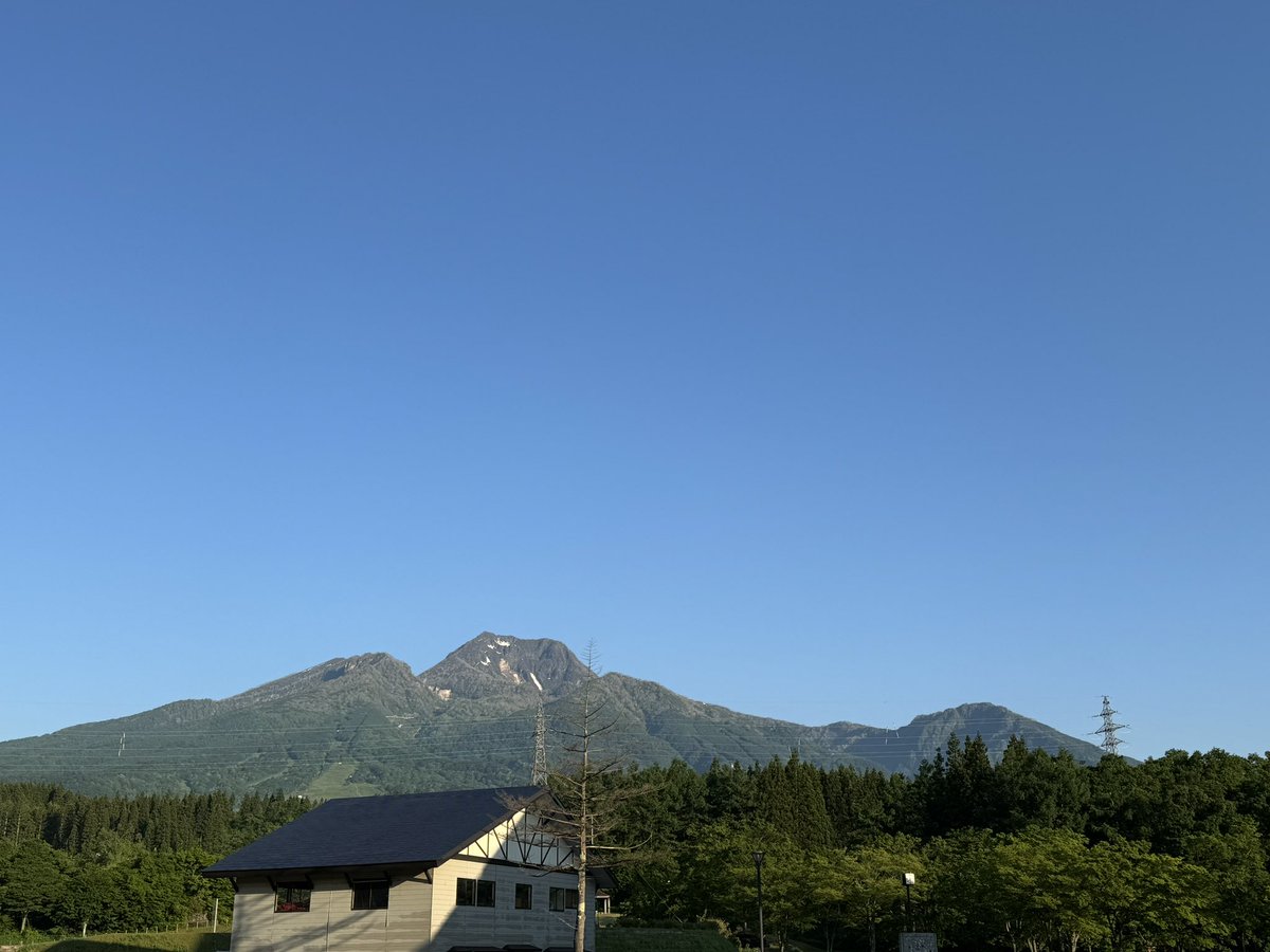 komiei0526's tweet photo. おはようございます。

ほっとアリーナ妙高高原の駐車場に立ち寄り。

早朝は肌寒いですが日中は暑くなりそう。
お出かけ日和になりそうです。

#イマソラ
#妙高山
#黒姫山
#妙高高原
#妙高市 https://t.co/ACvjxyfaCs