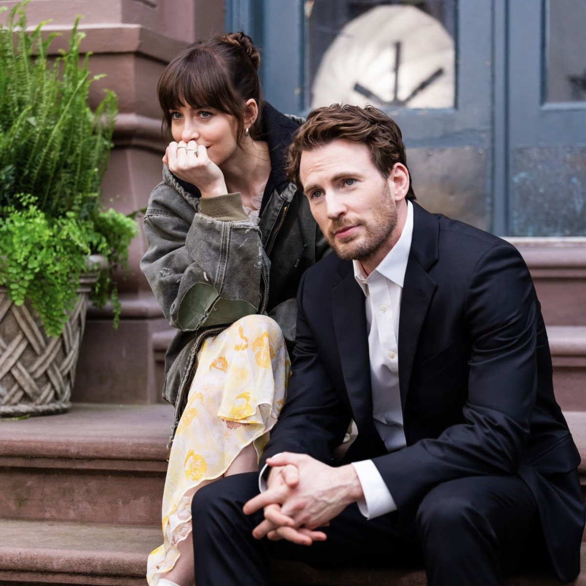 Simplesmente eles 💛

Dakota Johnson e Chris Evans no set de filmagens de #Materialists hoje em Nova Iorque.