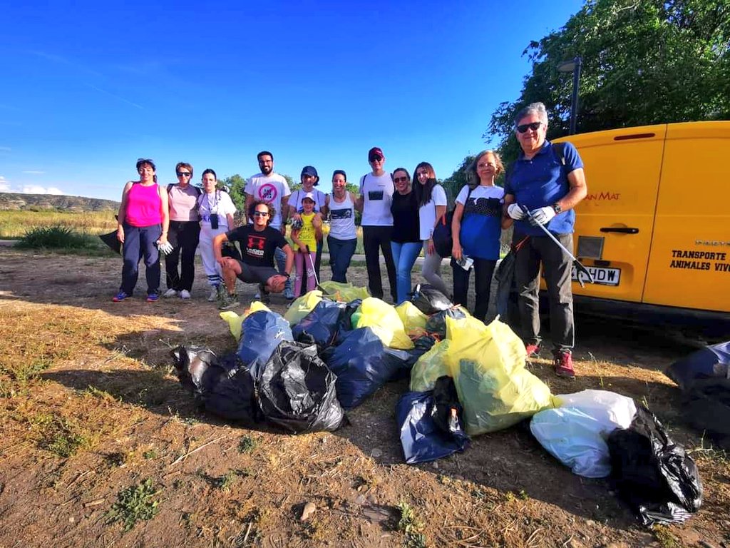 Ayto_SMV's tweet image. Esta tarde vecinos 👥  junto a la deportista Sanmartinera Susana Marchal, se han unido a la gran recogida colaborativa nacional 🤝 para liberar de 🗑️ #basuraleza #ProyectoLibera  🌳 entornos naturales como nuestra área recreativa y camino del río Jarama en #SanMartinDeLaVega.