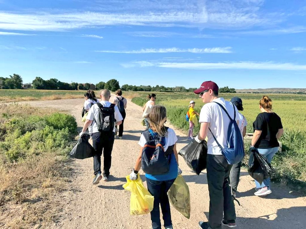 Ayto_SMV's tweet image. Esta tarde vecinos 👥  junto a la deportista Sanmartinera Susana Marchal, se han unido a la gran recogida colaborativa nacional 🤝 para liberar de 🗑️ #basuraleza #ProyectoLibera  🌳 entornos naturales como nuestra área recreativa y camino del río Jarama en #SanMartinDeLaVega.