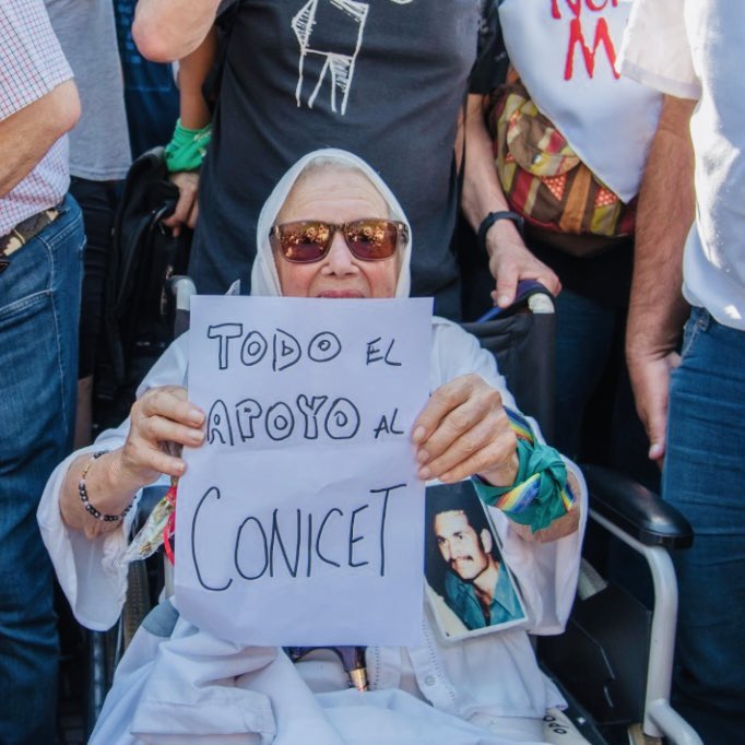 CandolfiLab's tweet photo. Si un día te perdés, seguí los pañuelos. https://t.co/2Sa98bXQWO