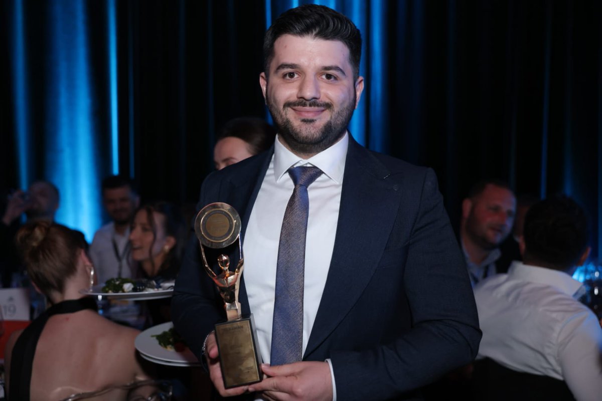 Hakan Shehu me projektin Neuron triumfoi në kategorinë ICT Inovacioni i Vitit në edicionin e 12-të të Albanian ICT Awards. 

Në Janar të 2024 Hakani themeloi Neuron, një platformë bashkëpunimi në kohë reale mes përdoruesve, asistentëve AI dhe aplikacioneve të jashtme.
