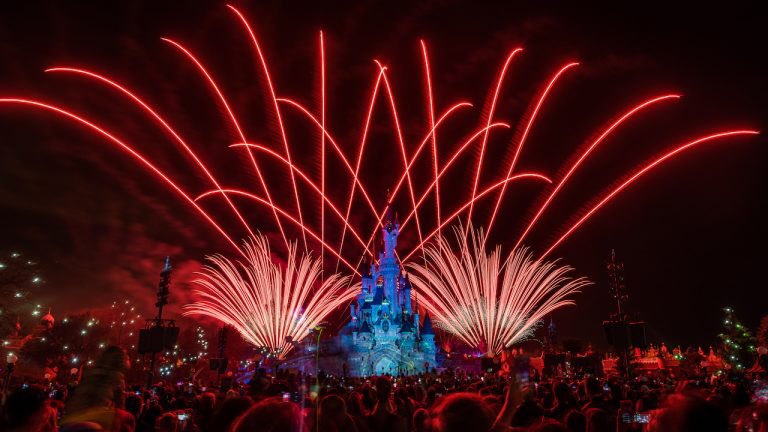 🚨🎆 Pyrotechnics are once again fired from the roofs of Fantasyland for Disney Illuminations !!!