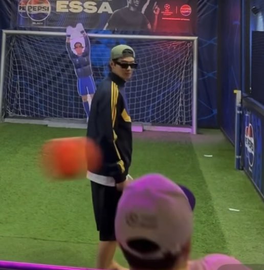 doramabra's tweet photo. BRASILEIRO! 🇧��� #ChaEunwoo descansando após as 30 horas de voo? Não! O artista foi visto jogando futebol em um shopping na cidade de São Paulo. https://t.co/42a24cUFc0