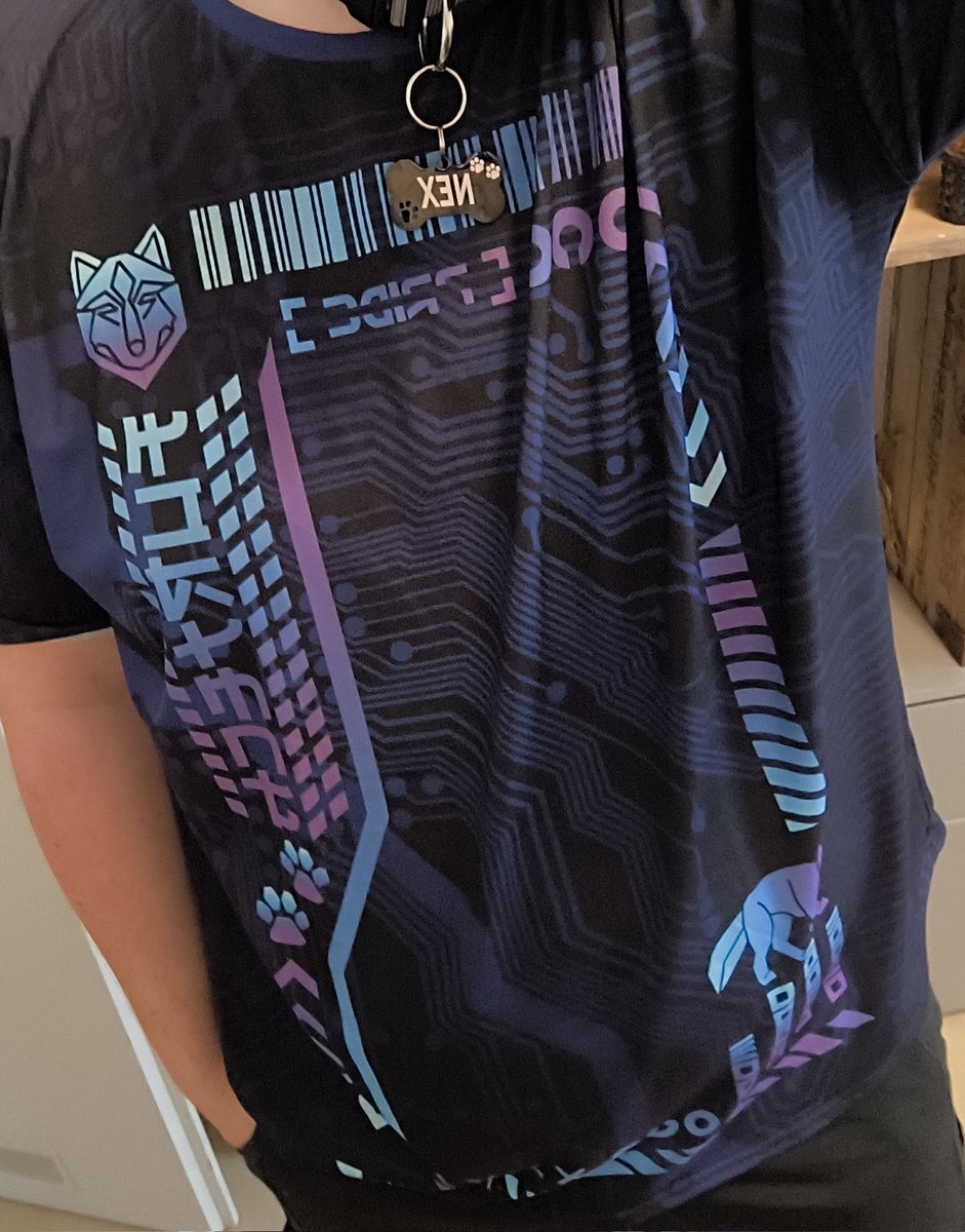 Got my awesome <a href="/RoarnYip/">Roar’n’Yip - Furry Fashion</a> shirt today and I love it :3 go check them out! Will definitely get more from them soon :3