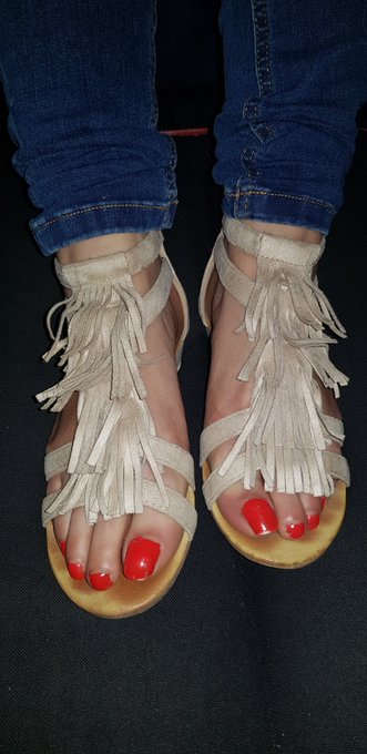 Do u like my sandal and that color on my feet? https://t.co/sl9hiTxelq<a href="/tag/flatshoes"class="tags"><span>#flatshoes</span></a><a href="/tag/wornshoes"class="tags"><span>#wornshoes</span></a>