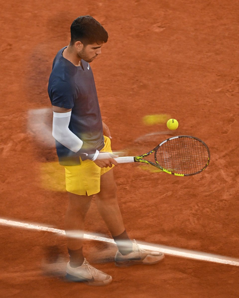 @TennisTV @carlosalcaraz Sleight of hand and his magic touch. The Wizard of Roland Garros. #Carlitos