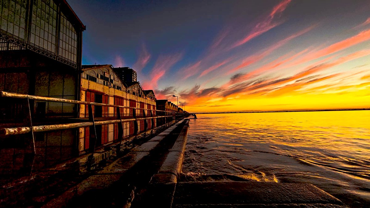 Cidade ao entardecer, esboço de treino feito por mim. :  r/ImaginaryLandscapes, image size:1200x676