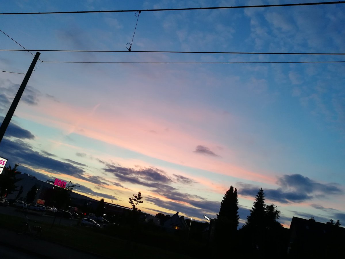Merlinonasunday's tweet image. The sky was quite pretty today. It was almost worth it getting harassed by some dude on the way home.. #girlslife