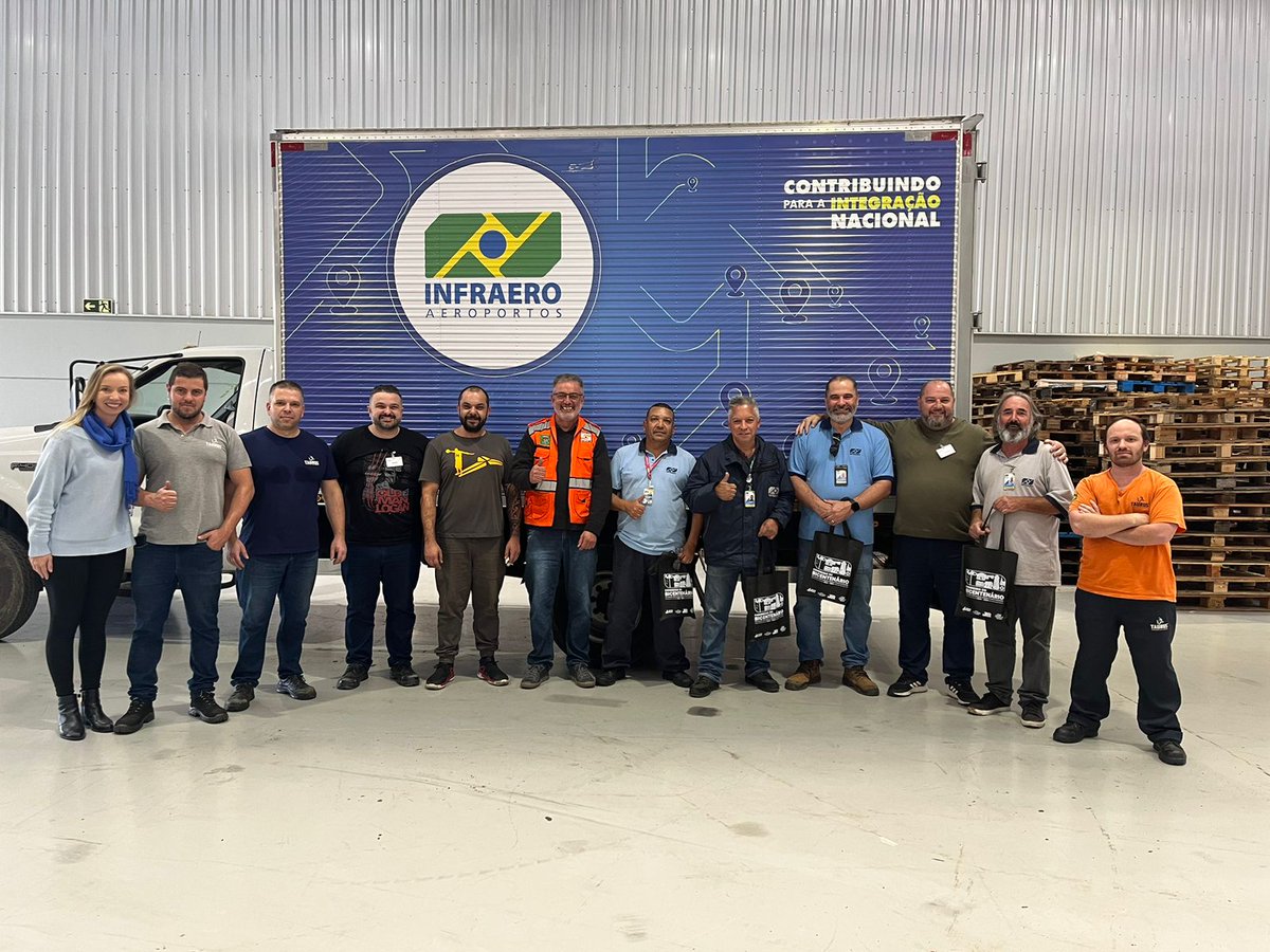 MarcelFrison's tweet photo. Despedindo-se da turma da Infraero, que chegaram com dois caminhões da estatal para deixar muitas doações e resolveram ficar uma semana nos ajudando na distribuição dos donativos. Espírito público e solidariedade totais!
São Leopoldo agradece muito! https://t.co/SS4Ngts4aN