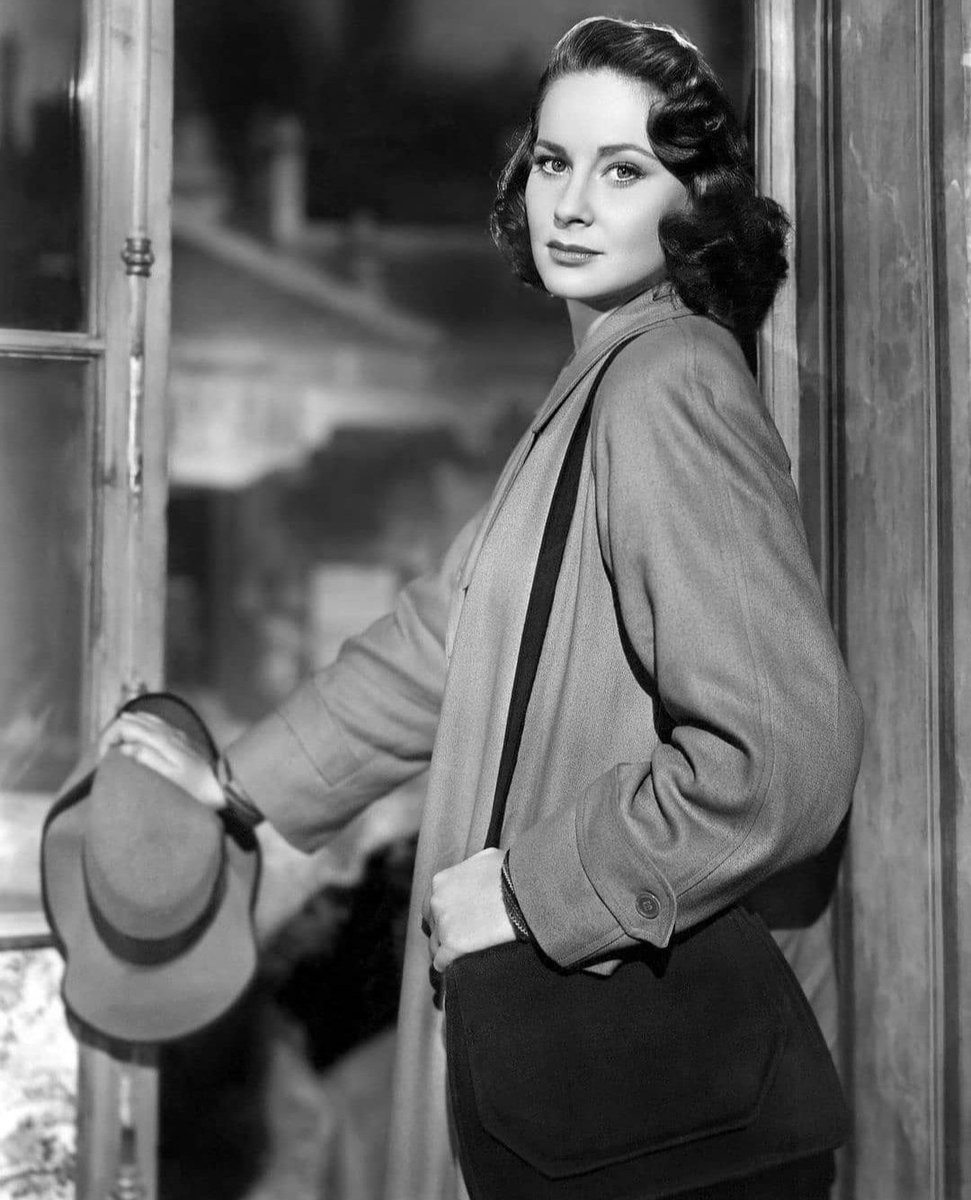 JuanmadelaPoza's tweet image. ¿Cuál es tu interpretación favorita de #AlidaValli? Anna Schmidt, una actriz de teatro que está enamorada de Harry Lime (#OrsonWelles), en #ElTercerHombre (#TheThirdMan, 1949), de #CarolReed. Obra maestra sobre la lucha por sobrevivir repleta de escenas grandiosas.