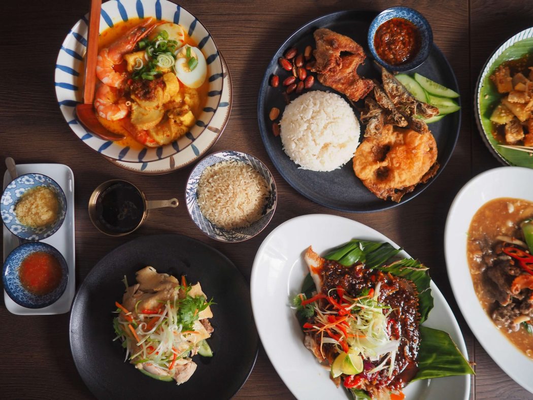 Dieses neue 🇸🇬 Singapur-Restaurant ist noch ein echter 🤫Geheimtipp!  Hier gibt es alles, was es in Zürich bisher nicht gab: Singapore Laksa, Hainan Chicken Rice, Nasi Lemak oder sogar Sambal Stingray! ⏩ bit.ly/3Vo3PSL