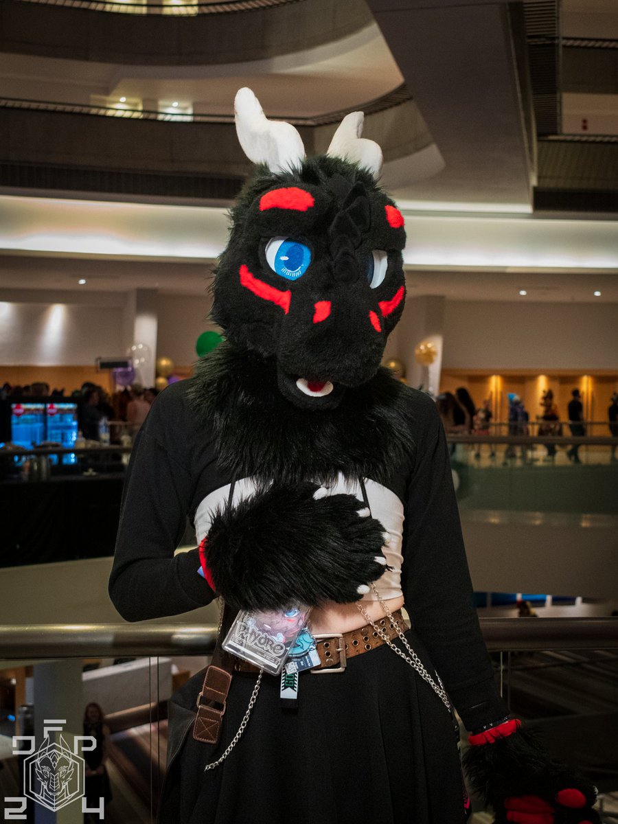 It's that #fursuitfriday time! Digging one up from #FWA24 while I sort all my ConFuzzled ones out!

📸: <a href="/BlarghDragon/">Daddy ßłλΓğħ λ</a> 
🪡: <a href="/WintersHowling/">Winters Howling</a>