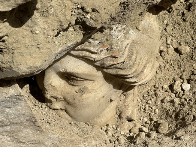 Turquie : des archéologues découvrent coincée entre deux rochers la tête monumentale d’une déesse grecque. #Archéologie 
➡️connaissancedesarts.com/monuments-patr…