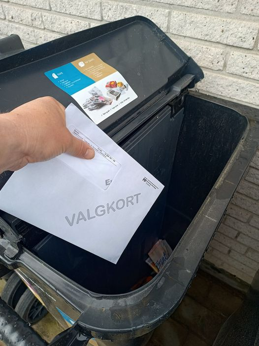 Det korrekte sted at placere valgkortet. 

Stop med at deltage i bedraget. 

#dkpol #dkmedier #bananstat