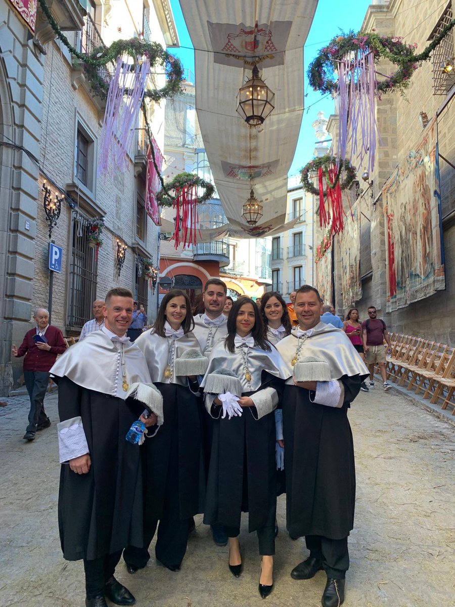 Fafeto_UCLM's tweet photo. ¡Reviviendo momentos increíbles del Corpus Christi en nuestra ciudad! 🌟 Aquí les compartimos algunas imágenes de nuestros profesores desfilando, representando a todos los profesores, alumnos y al personal de nuestra facultad. #CorpusChristi #Toledo #Fisioterapia #Enfermería https://t.co/iAGBII5jpm