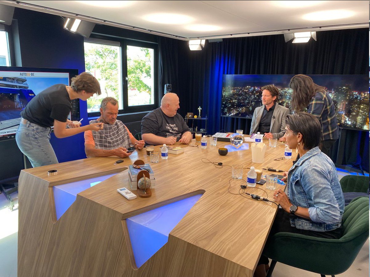blckbx (@blckbxnews) on Twitter photo De week van Dick Schoof | Bram Bakker over de 'zieke' zorg | EU verkiezingen in aantocht | DWIV #6 🌎🟥
Zo LIVE om 19:00 🎥 🎬 📡
Tafel: <a href="/drbrambakker/">Bram Bakker</a>, <a href="/mauricedehond/">Maurice de Hond</a> , mediapersoonlijkheid Samira You-ala en neuroloog Jan Bonte (<a href="/john_bumblebee/">John</a>)
Presentatie: <a href="/SanderJanson/">Sander Janson</a>
Kijk De week van Dick Schoof | Bram Bakker over de 'zieke' zorg | EU verkiezingen in aantocht | DWIV #6 🌎🟥
Zo LIVE om 19:00 🎥 🎬 📡
Tafel: <a href="/drbrambakker/">Bram Bakker</a>, <a href="/mauricedehond/">Maurice de Hond</a> , mediapersoonlijkheid Samira You-ala en neuroloog Jan Bonte (<a href="/john_bumblebee/">John</a>)
Presentatie: <a href="/SanderJanson/">Sander Janson</a>
Kijk