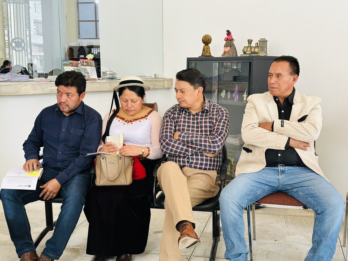 #ReuniónDeTrabajo 🔥| Mantuvimos un diálogo con los Presidentes de las Juntas Parroquiales, quienes solicitaron apoyo de la Dirección de Turismo del @MuniRiobamba para el desarrollo y promoción de sus fiestas de parroquialización 🎉🎊 
🤝Coordinamos acciones efectivas.