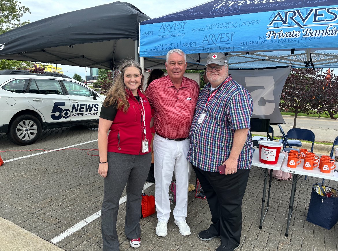 We are partnering with @5NEWS today to raise funds for disaster relief. Thank you to Gary Head, CEO of @SignatureBank of Arkansas for donating $5,000 on behalf of the bank today. Joins us at @ArvestBank 4201 South JB Hunt Dr in Rogers!