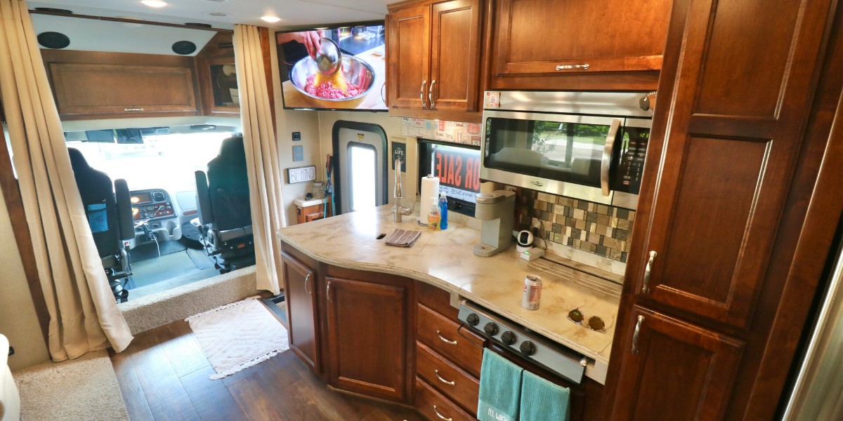 RVTrder's tweet photo. Want to make every weekend an adventure? 🌍 🚐 This 2020 Thor Motor Coach is perfect for living your best van life!

#RVs #ThorMotorCoach
 https://t.co/yVyHz5UG4F https://t.co/HRp8yv1WKn