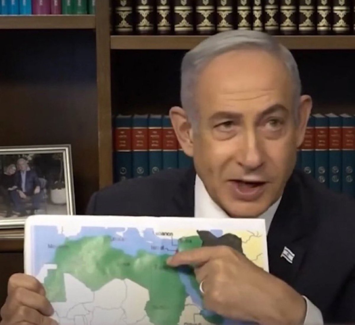 CerfiaFR's tweet photo. 🇮🇱🇲🇦 FLASH | Israël présente ses excuses à Mohammed VI et affirme reconnaître "la souveraineté du Maroc sur le Sahara occidental", suite à la présentation par Benjamin Netanyahu à la télévision française d'une carte du monde arabo-musulman qui excluait le Sahara occidental du territoire marocain, malgré la normalisation des relations entre les deux pays en 2020.
