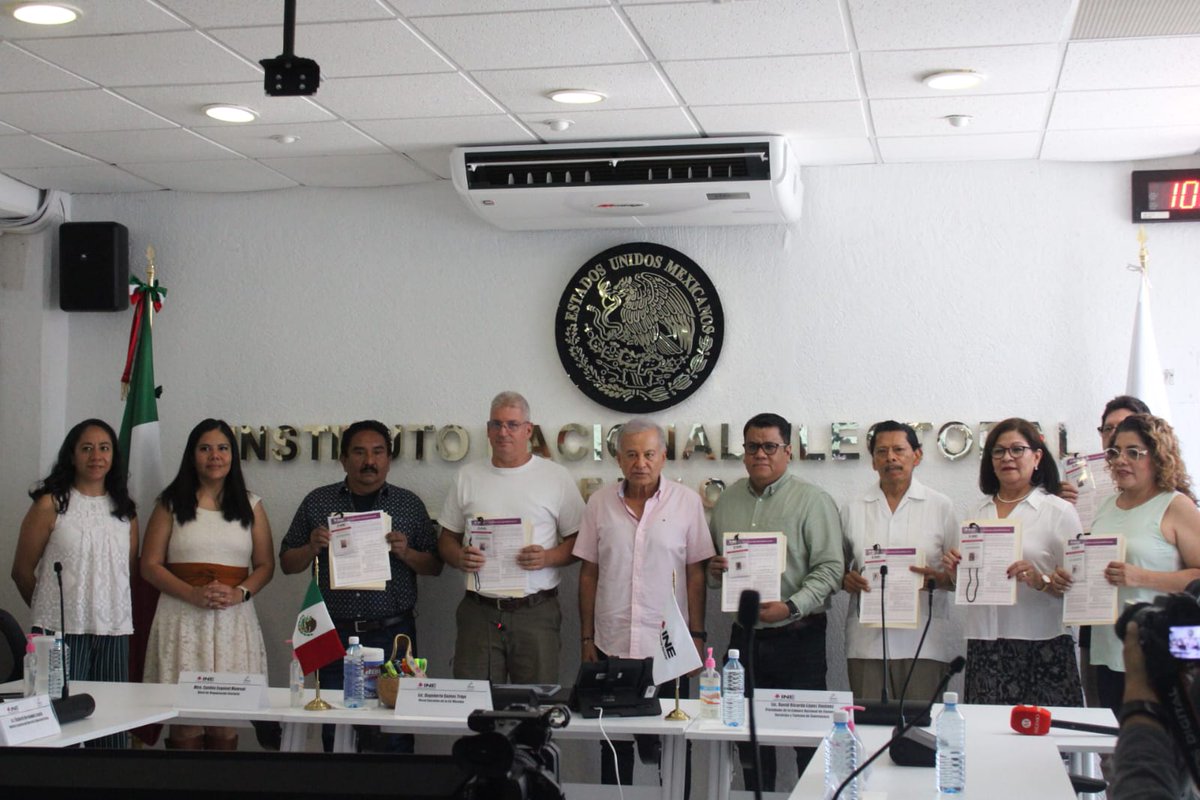 El Instituto Nacional Electoral (INE) entregó constancias y acreditaciones a observadores electorales a integrantes de la Canaco. 

En #Morelos habrá más de 160 observadores, una cifra mayor a la elección anterior.

🎙️ @chivisloz

@perezhabib
#AbriendoLaConversación