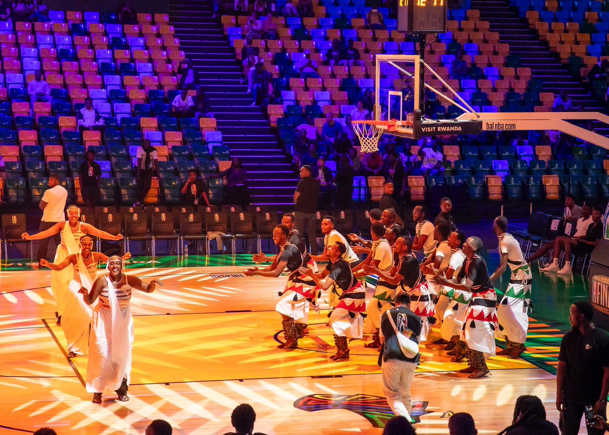 Rwanda_Sports's tweet photo. #BAL4 🏀mood is on again at @bkarenarw

@Inganzongali just delivered a thrilling performance showcasing Rwanda's traditional dance at the BAL Elevate Showcase. 

Their performance in 4 photos: https://t.co/TJpPxrutQE