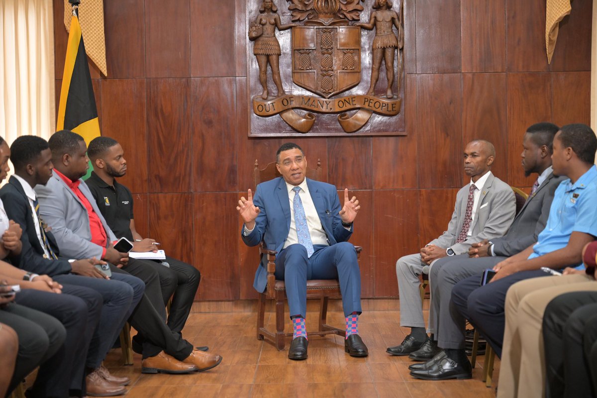 #HappeningNow: 🇯🇲 Engaging in an inspiring dialogue with our passionate National Youth Representatives! Their dedication and insightful questions about the constitution reform process are truly commendable and demonstrate their commitment to shaping our nation’s future.