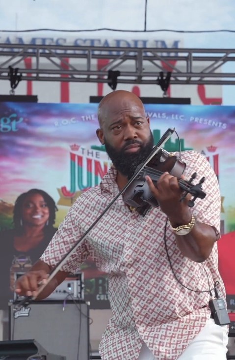 EmbassyTampaAir's tweet photo. Celebrate Juneteenth in Tampa at the annual Juneteenth Festival on June 15th at Raymond James Stadium!

📸 @ROCTHEBLOCKINC 

🔗 Find out more here https://t.co/LjLWksBMn5 

#Hilton #EmbassySuites #TampaHotel #TampaFlorida #TampaFL #TampaLife #TampaBay #FloridaLife #Juneteenth https://t.co/ao7BXnalsC