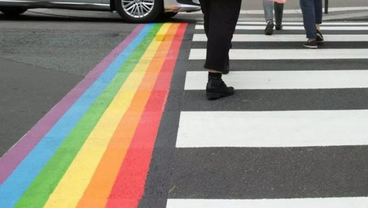 Lyon : pour accueillir ses premiers passages piétons arc-en-ciel de la communauté LGBTQI+, la ville a choisi le quartier de la Guillotière fdesouche.com/2024/05/31/lyo…