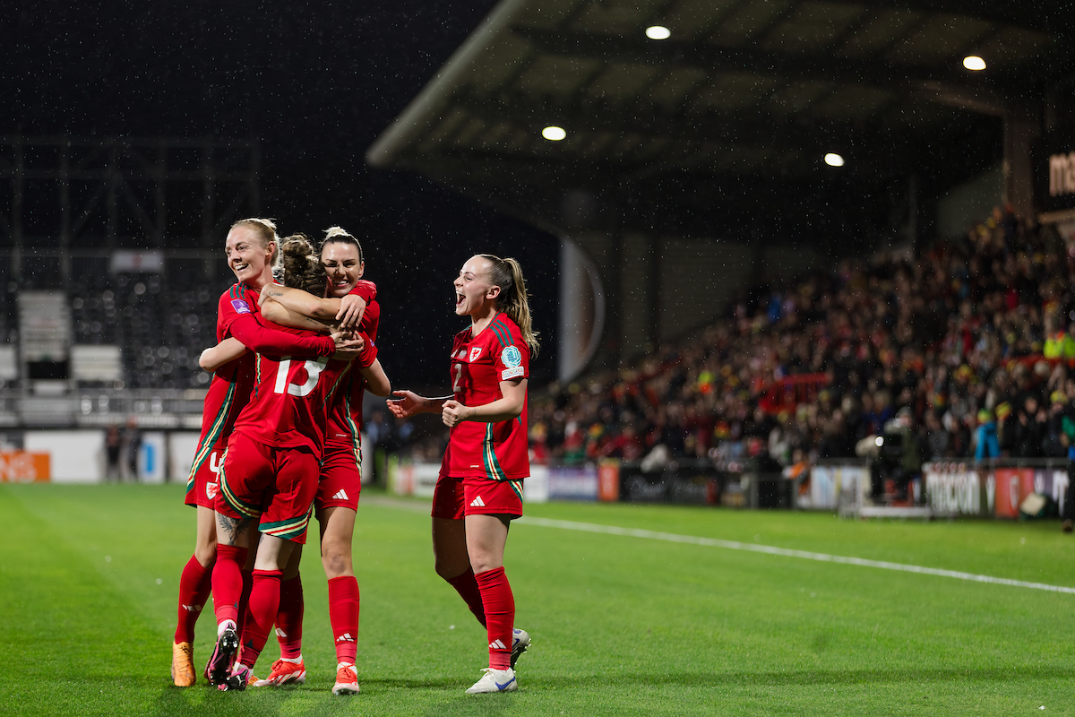 Scenes like this 🤩 Under the bright lights of Parc Y Scarlets @Cymru are hoping for another special night as they continue their @WEURO campaign against Ukraine Wish them pob lwc 👇 C'mon Cymru! 🏴󠁧󠁢󠁷󠁬󠁳󠁿🏴󠁧󠁢󠁷󠁬󠁳󠁿🏴󠁧󠁢󠁷󠁬󠁳󠁿 📸 @FAWales #ForHer | #TogetherStronger