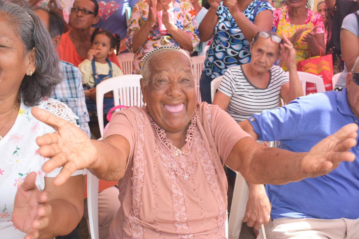 amarcanopsuv's tweet image. Vivan los abuelos de 25 de marzo en San  Félix !!! 

Me vine con mi esposa a compartir en la  Casa de Atención Mamá Luisa y celebrar con ellos en el marco del día del abuelo . 
Cuenten con su protector el Presidente @NicolasMaduro que nunca los dejará solos . Vamos por más!!!