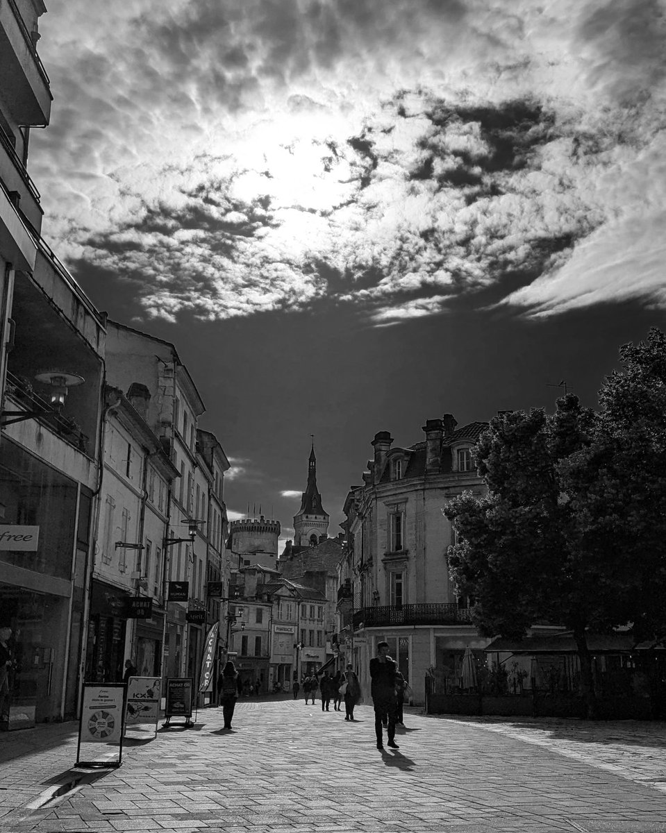 #streetphoto du vendredi soir ☀️
#blackandwhitephotography