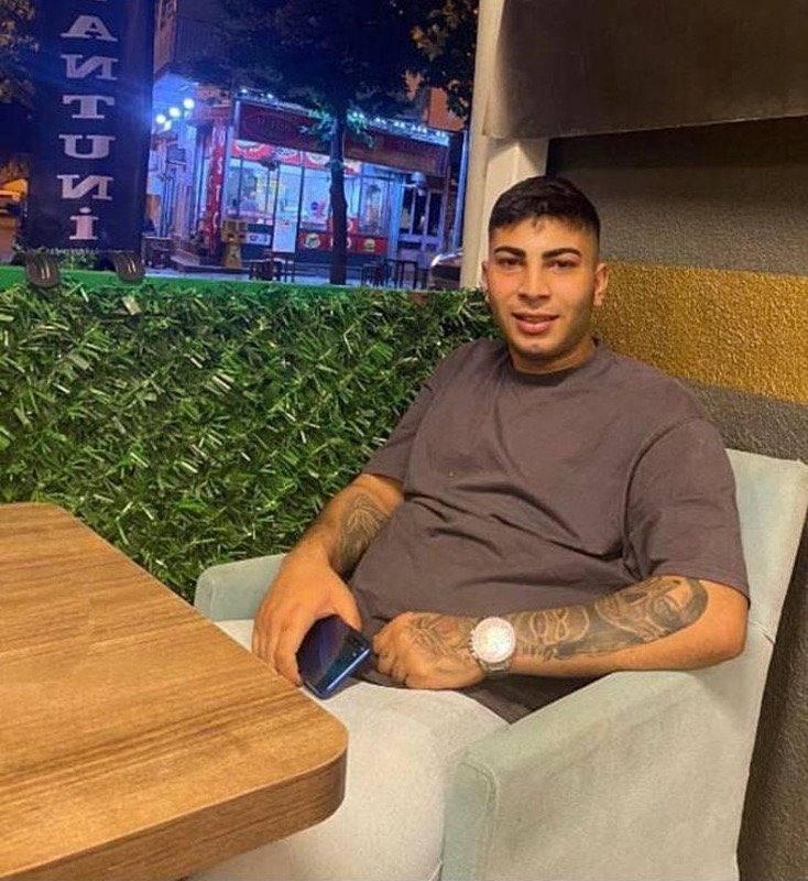 Akhisar’da Şahabbetin Denizhan isimli şahıs, gittiği konserde tartıştığı Yücel A.’yı göğsünden bıçaklayarak öldürdü.

Olaya müdahale eden polis memuru Ö.G. önce havaya ateş açtı, ardından bıçaklı saldırganı ayağından vurdu.

Polis Ö.G. gözaltına alındı. (Sabah)