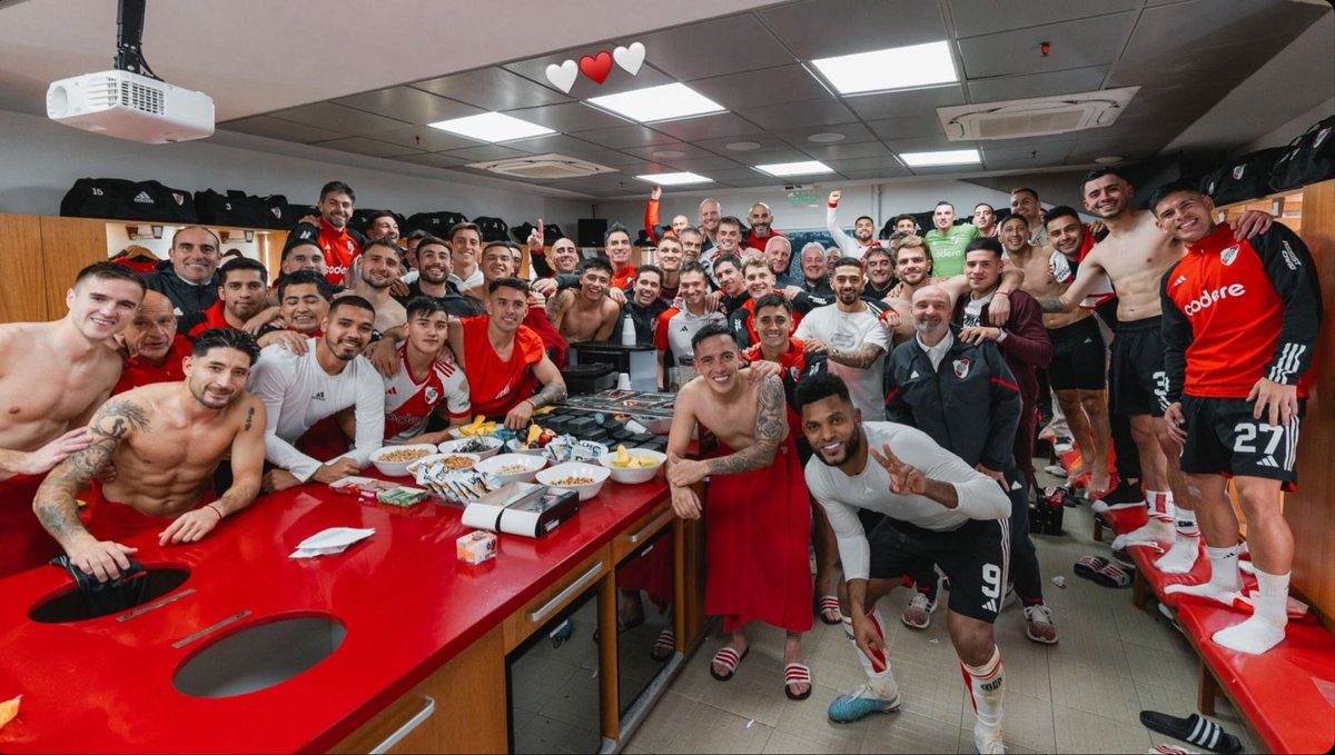 La foto del festejo de River: plantel, cuerpo técnico y dirigentes en el vestuario tras conseguir el primer lugar entre los 16 clasificados a octavos de final de la Copa Libertadores.