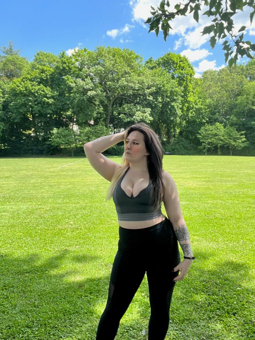 went out and touched grass today ☀️🖤 https://t.co/8ph486cXUL