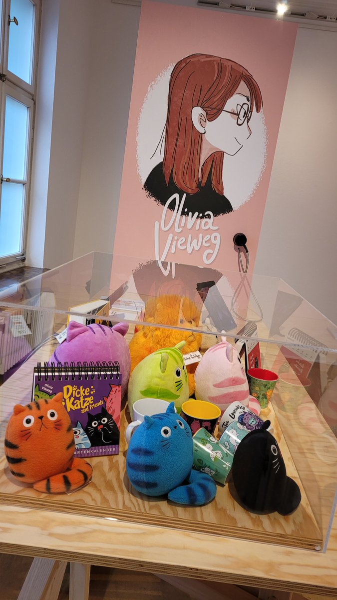 Besucht unbedingt meine superschöne Ausstellung im Kunstmuseum in Erlangen!!! Ich fühle mich so endlos geehrt!! <a href="/juliaschlax_art/">🌿Julia • ジュリア🌿</a> posiert gleich mal an der Selfie-Station! 🤣💖