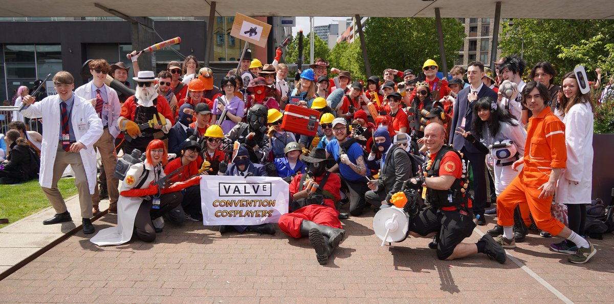 Valve Convention Cosplayers tweet media